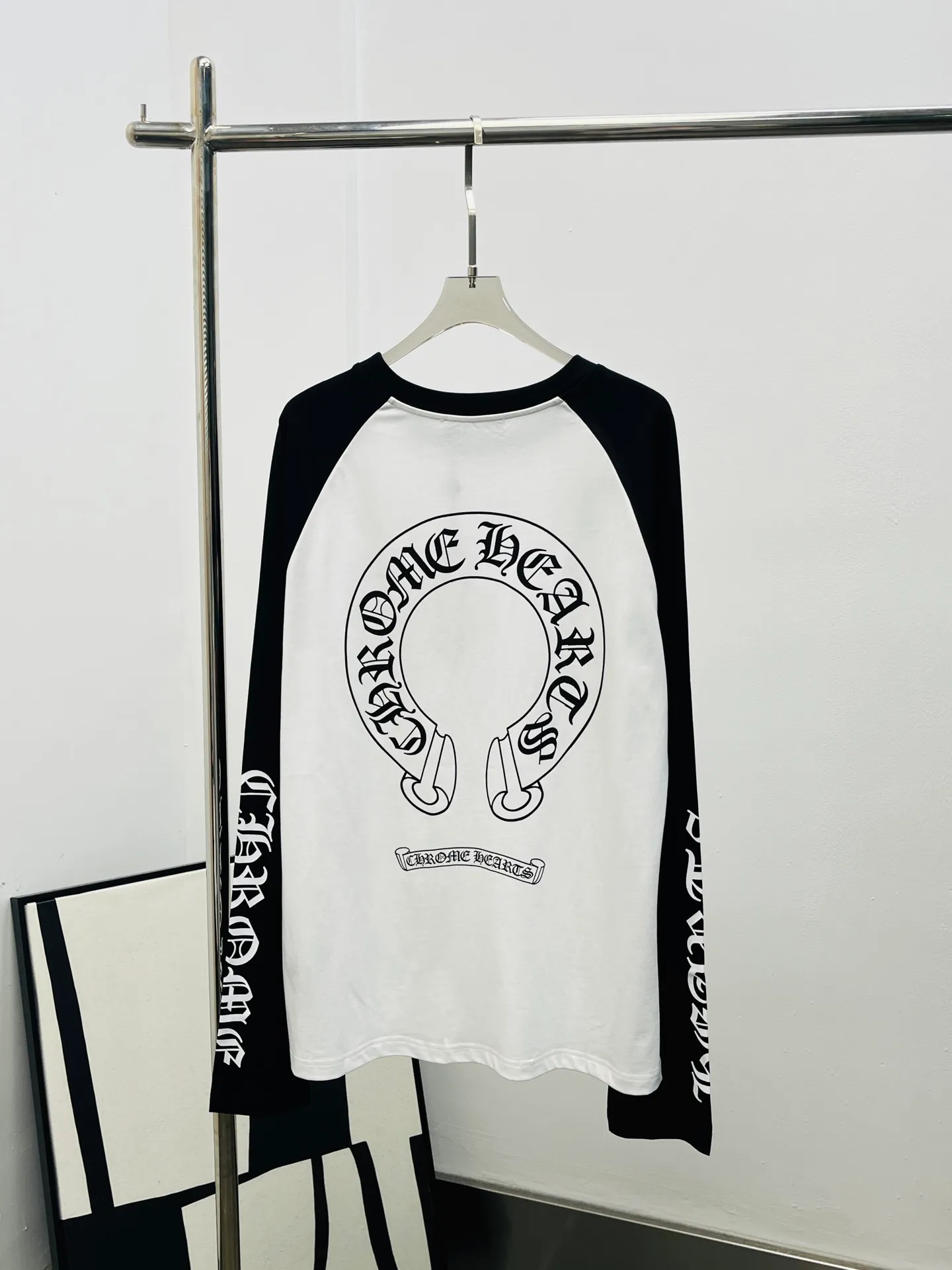 P260 •Chrome hear*•2025 New Arrival Letter Print Contrast Color Raglan Long Sleeve Top Customized YB twill cotton material, comfortable texture, full of stretch, round neck long sleeve top cut, embellished with topical horseshoe graphic letter logo on one side of the chest to highlight the brand style, loose version, visually narrow and elongated, slim and tolerant. The raglan is available in contrasting pink and black, and the cuffs echo the letter print. The brand style is distinct, and it is stylish when worn alone. Customized surface accessories, look for the correct version, high version, 2 colors SML